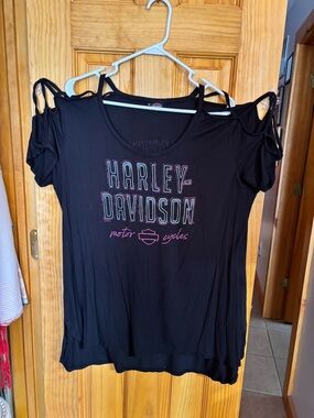 Harley-Davidson Black Short-Sleeve Cold-Shoulder Tee with Pink Logo